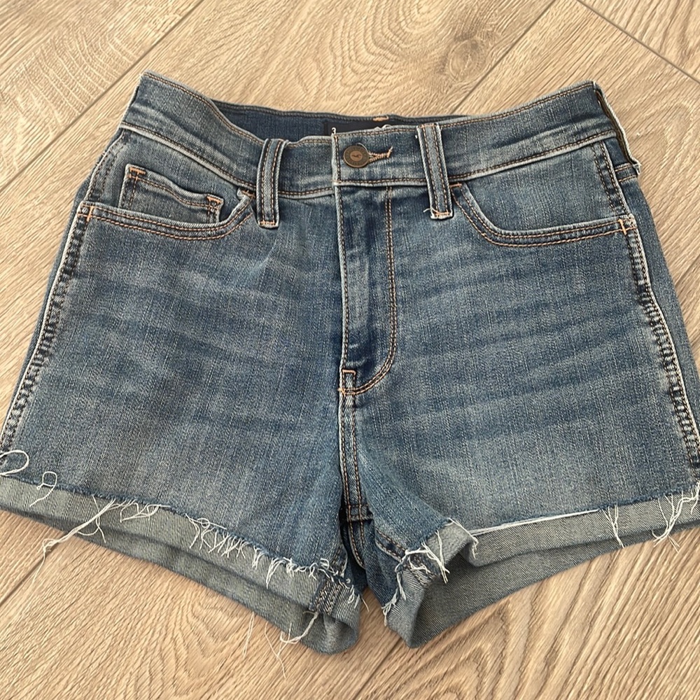 High-Rise Soft Strech Hollister shorts
